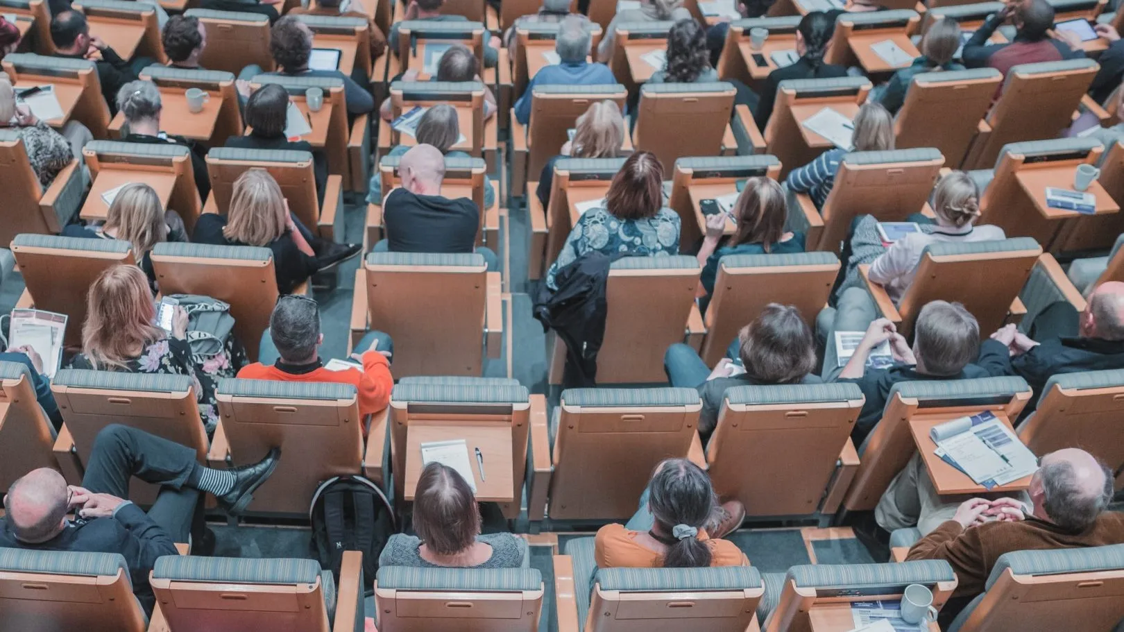 Concorsi (1) Persone che sono seduti in una sala