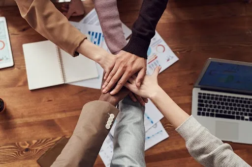 Persone che uniscono le mani in cerchio