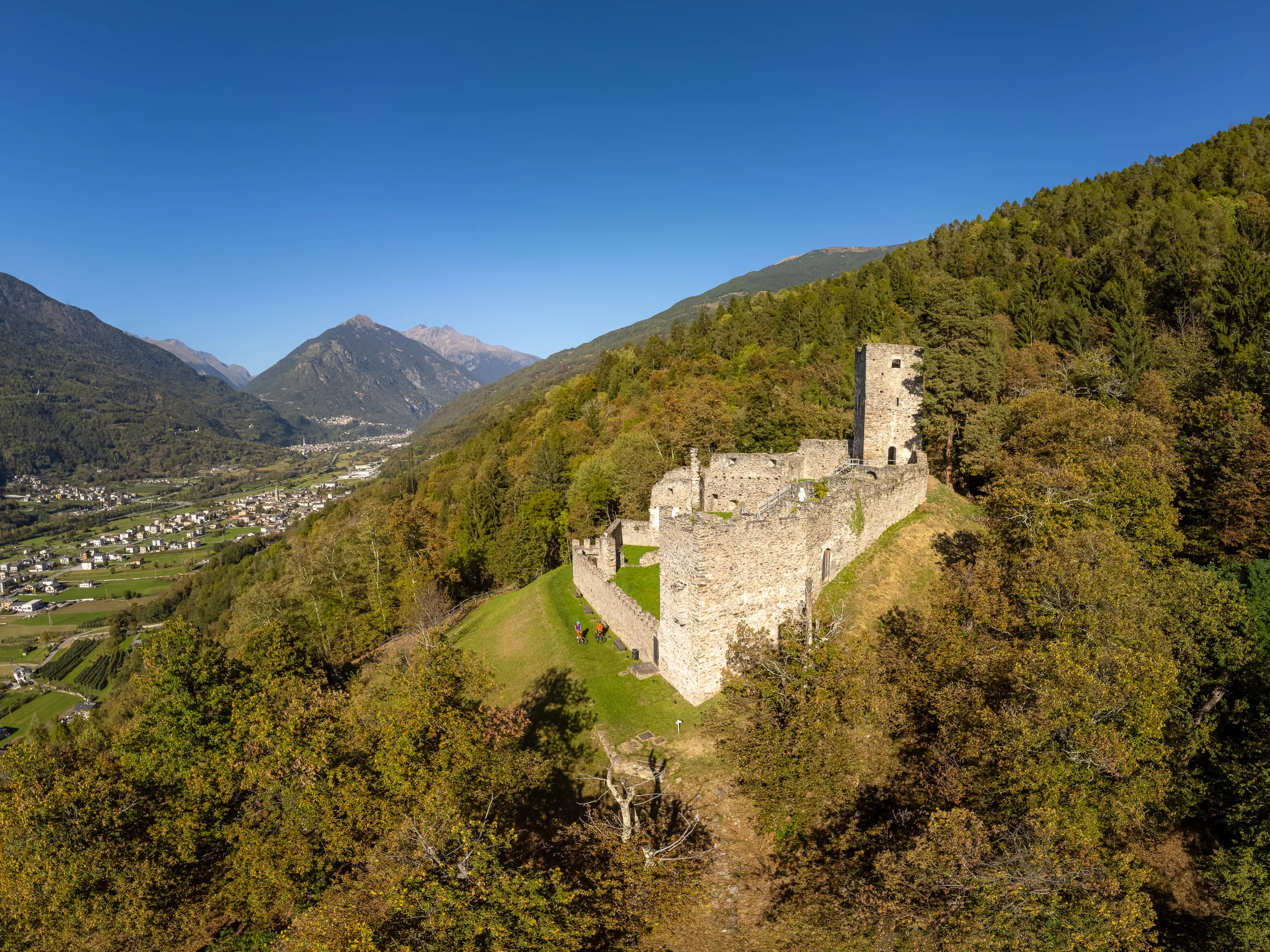 Castello Bellaguardia vista di lato lontano